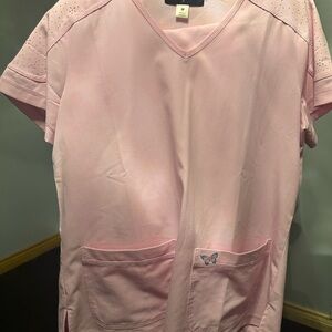 Mariposa Light Pink V‑Neck Scrub Top with Butterfly Pocket